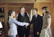Yasmin (Burcu Dal, links) kann ihre Gefühle nicht verbergen. Besorgt beobachtet Gregor Ehrenberg (Dieter Pfaff, 2. von links), wie überschwänglich sie Alexander Wulf (Niels Bruno Schmidt, 2. von rechts) begrüßt, der mit seiner Freundin Lydia Gröhmer (Claudia Mehnert) in die Kanzlei gekommen ist.