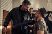 Huck (Patrick von Blume, M.) hat Cem (Aykut Kayacik, l.) als "türkischen Schläger" angeheuert - er soll den Dealer Timo (Matti Krause, r.) in Angst und Schrecken versetzen.
