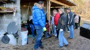 Trödelprofi Sükrü (li.) steht Angi mit Rat und Tat zur Seite