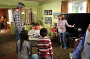 14 Tage Rückgaberecht? Da spitzt Frankie (Patricia Heaton, r.) die Ohren. Um die Royal Wedding voll und ganz auskosten zu können, besorgt sie einen riesengroßen Fernseher, während Mike (Neil Flynn, l.), Sue (Eden Sher, 2.v.l.) und Brick (Atticus Shaffer, 2.v.r.) nur ungläubig daneben stehen ...