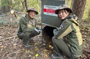 Die Ranger:innen Kim Gye-Seon (l.) und Ha Ji-Won (r.) arbeiten im Jirisan Nationalpark. Dort sollen Kragenbären wieder heimnisch werden.