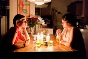 Lizzy (Theresa Underberg, l.) und Talula (Carolin Walter, r.) hatten einen schweren Arbeitstag und genießen den Feierabend bei einem Cocktail.