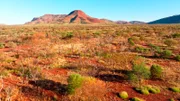 Mehr als die Hälfte Westaustraliens ist Halbwüste. Die Rote Farbe ist Eisenoxid, also Rost