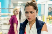 Nadja (Sarah Alles, r.) ist sauer auf Lizzy (Theresa Underberg, l.), weil diese ihrem Freund geraten hat, sich einer riskanten Operation zu unterziehen.