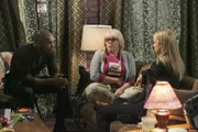 Versuche,n Penelope (Kirsten Vangsness, M.) nach ihrem schrecklichen Erlebnis zu unterstützen: Morgan (Shemar Moore, l.) und JJ (AJ Cook, r.) ...