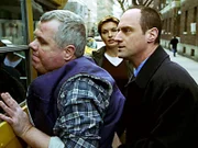 Stabler (Christopher Meloni, re.) und Benson (Mariska Hargitay, mi.) nehmen den Busfahrer Ray Dunstan (Ray Fitzgerald, li.) fest. Ist er der Vergewaltiger von Katie?