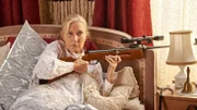 Waltraud (Hedi Kriegeskotte) nimmt mit dem Luftgewehr ihres verstorbenen Mannes die nervige Nachbarschaft ins Visier und wird von Magda überrascht.