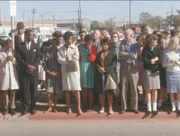 Menschenmengen warten vor dem Parkland Hospital in Dallas auf Nachrichten, nachdem Präsident John F. Kennedy erschossen wurde.