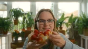Floor (Bobbie Mulder) genießt das Mittagessen bei ihrer Freundin Hanna zu Hause, nachdem sie nicht mehr in der Schule essen muss.