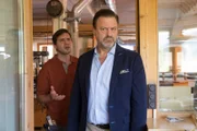 Dennis Baumgartner (Marco Bretscher-Coschignano, l.) versucht den aufgebrachten Kunden Bernd Hellmann (Kai Groenwald, r.) zu beruhigen.