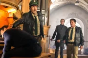 Der Organist Wolfgang Otten liegt leblos auf den Tasten seines Instrumentes. Die Orgel dröhnt unverändert auf einem Akkord. V.l.n.r. Organist Wolfgang Otten (Komparse), Staller (Helmfried von Lüttichau), Kantor Rainer Bentzer (Andreas Ladwig), Hubert (Christian Tramitz).