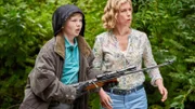 Luca (Luis Kain) spielt zu Connys (Brigitte Zeh) Missfallen mit dem Luftgewehr von Lucas Opa im Garten.
