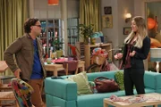 Geraten in eine Krise, weil Penny eine Rolle in einem schrecklichen Film abgelehnt hat, obwohl sie pleite und arbeitslos ist. Dann geht auch noch ihr Auto kaputt: Penny (Kaley Cuoco, r.) und Leonard (Johnny Galecki, l.) ...