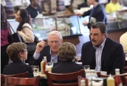 Frank (Tom Selleck, r.) und Henry (Len Cariou, 2.v.l.) kümmern sich um die Jungs während Danny und Linda eigentlich ein romantisches Wochenende verbringen wollen ...