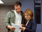 Robert (Vincent D'Onofrio) und Alexandra (Kathryn Erbe) sind einem religiösen Fanatiker auf der Spur.
