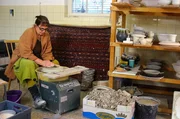 Anette Reuer in ihrer Werkstatt.