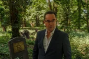 Joachim Vernau (Jan Josef Liefers) geht über den alten Friedhof.
