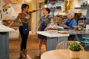 (v.l.n.r.) Randi (Kyla Pratt); Kat (Mayim Bialik); Phil (Leslie Jordan)