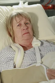 Bei einem Stromausfall stürzt Karen McCluskey (Kathryn Joosten) die Treppe hinunter und muss in die Klinik ...