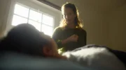 Rika mit einer Kundin bei ihrer schamanischen Therapiestunde