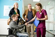 Betty (Bettina Lamprecht, r.) begrüßt einen Dauergast im Krankenhaus: Stefanie (Antje Widdra, 2.v.l.) und Martin Leistner (Christoph Grunert, 2.v.r.) liefern ihren Sohn Marvin (Lukas Schust, l.) nach einem Sturz ein. Der Junge leidet an der Glasknochenkrankheit.