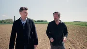 ORF Korrespondent Johannes Perterer spricht mit einem belgischen Bauern, der aufgrund vermehrter Dürren NGT-Mais nutzen würde.