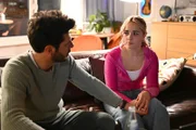 Valea (Antonia Kolano) wird unwohl klar, welches Opfer sie Matteo (Riccardo Angelini) abverlangt.