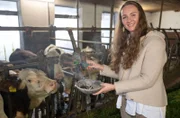 Die dritte Reise geht nach Schwaben in Bayern zu Verena Krimbacher. Zusammen mit ihrem Mann Hubert hat sie den Hof ihrer Schwiegereltern übernommen - Biopioniere der ersten Stunde. Zum Tierwohl gehört für die Allgäuer Wildkräuterführerin auch das Räuchern des Kuhstalls mit Wildkräutern und Harzen.