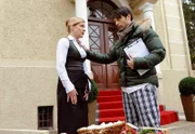 Lena (Johanna Bönninghause, l.) sucht Zuflucht bei Robert (Lorenzo Patané, r.), nachdem sie ein weiteres Mal eine Maske entdeckt hat.