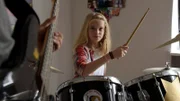 Selma (Maria Matschke) spielt Schlagzeug und Christian (Henning Baum) begleitet sie.