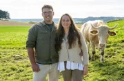 Die dritte Reise geht nach Schwaben in Bayern zu Verena Krimbacher. Zusammen mit ihrem Mann Hubert (r) hat sie den Hof ihrer Schwiegereltern übernommen - Biopioniere der ersten Stunde.