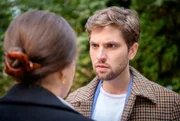 Henry (Elias Reichert, r.) ist erschüttert, als Maxi (Katharina Scheuba, l.) ihm gesteht, dass sie Sophias Schwarzgeldtransport an den Zoll verraten hat.