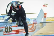 McGarrett (Alex O'Loughlin) gibt sich als Pilot aus, um der Ursache eines tödlichen Absturzes bei einer Flugshow auf den Grund zu gehen und stößt dabei auf ein brisantes Geheimnis ...
