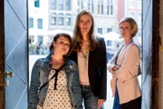 Lizzy (Theresa Underberg, r.) und Talula (Carolin Walter, l.) haben Betty (Bettina Lamprecht, M.) zum Speed-Dating überredet. Nun gibt es kein Zurück mehr.