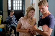 Toni (Leo Reisinger) betreut seine jüngere Schwester Romy (Lara Mandoki) und ihren Freund „Flocke“ (Jacob Matschenz, hinten) als Hebamme.