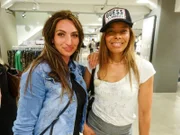 Corina (r.) zusammen mit ihrer Shoppingbegleitung Viktoria.