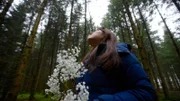 Alissa bei einem schamanischen Ritual in einem kleinen Waldstück bei München