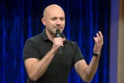 Den Umgang mit Flugangst hat Frank Fischer drauf. Er gibt als erfahrener Comedian und Fluggast herrliche Tipps.