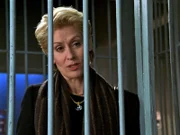 Donnelly (Judith Light) stellt ADA Cabot vor die Wahl, entweder sie entschuldigt sich bei der Richterin oder sie muss im Gefängnis bleiben...