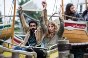 Billy (Adeel Akhtar) und Miri (Daisy Haggard) auf dem Rummelplatz.