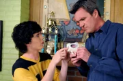 Axl (Charlie McDermott, l.) und Mike (Neil Flynn, r.) haben nur wenig Sinn für Frankies Enthusiasmus für die königliche Hochzeit von William und Kate ...