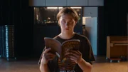 Kees (Ole Kroes) spricht für die Rolle des Romeo in „Romeo und Julia“ für die Schulaufführung vor.
