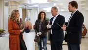Die Kommissare Bibi Fellner (Adele Neuhauser) und Moritz Eisner (Harald Krassnitzer) im Gespräch mit Angelika Hausberger (Aglaia Syzszkowitz, links) und Manfred Schimpf (Thomas Stipsits, rechts).