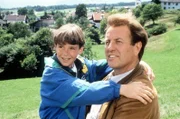 Der Witwer Thomas Burgner (Gerhart Lippert) und sein Sohn Maxl (Manuel Guggenberger) fühlen sich in dem Bergdorf sehr wohl.