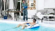 Als Stefan (Hendrik Duryn, l.) den verkaterten Rene (Michael Glantschnig) ihm Pool vorfindet, macht er ihm bezüglich der Abiprüfung und Mila Beine...