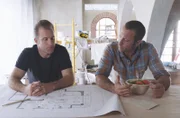 Auf mysteriöse Art und Weise wurden Danny (Scott Caan, l.) und McGarret (Alex O'Loughlin, r.) einige ihrer Werkzeuge gestohlen. Ob dieser Diebstahl etwas mit ihrem aktuellen Fall zu tun hat?