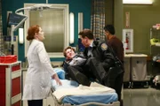 Dan (Kevin Alejandro, 2.v.r.) und sein Kollege Brett (William Nicol, 2.v.l.) wurden bei einem Bankraub verletzt. April (Sarah Drew, l.) und das restliche Team versucht alles, um das Leben der beiden zu retten ...