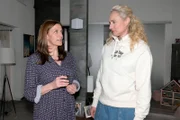 Maren (Eva Mona Rodekirchen, r.) gibt bei Katrin (Ulrike Frank) zu, dass Julian sie nicht ganz kalt lässt.