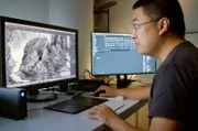 Der Künstler Yang Yongliang erschafft am PC Werke im Stile der chinesischen Landschaftsmalerei.