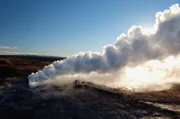 Die Erde hat genau die richtige Position im Sonnensystem, um flüssiges Wasser, Eis und Wasserdampf zu haben.